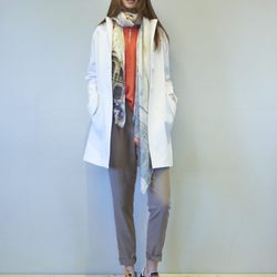 Conjunto de pantalon tostado y blusa color coral de la colección primavera/verano 2014 de Eduardo Rivera