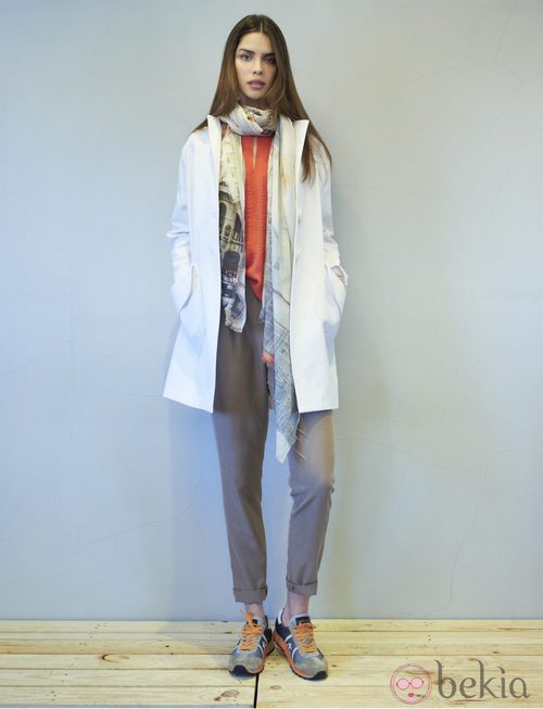 Conjunto de pantalon tostado y blusa color coral de la colección primavera/verano 2014 de Eduardo Rivera