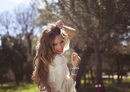 Vanesa Romero con una muñequera de pedrería blanca y gris de su propia firma Namdalay