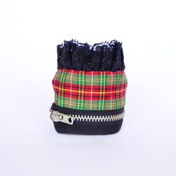 Muñequera negra con estampado de cuadros, cremalleras y encaje de Namdalay