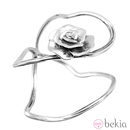 Brazalete de plata con una rosa de Miriam de Ungría