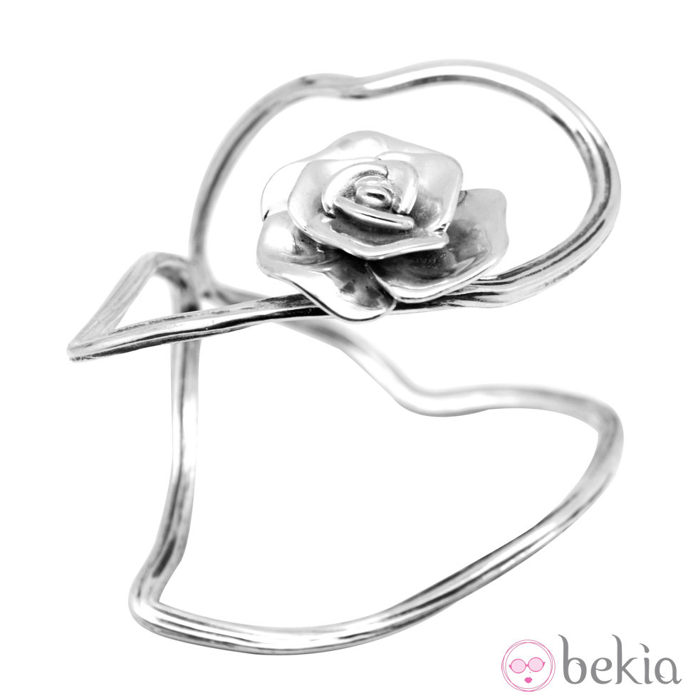 Brazalete de plata con una rosa de Miriam de Ungría