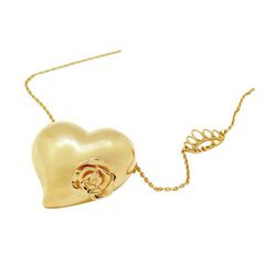 Colgante de oro en forma de corazón de Miriam de Ungría