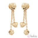 Pendientes de oro largos con corazones y rosas de Miriam de Ungría
