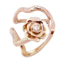 Sortija de oro rosa con brillantes de Miriam de Ungría