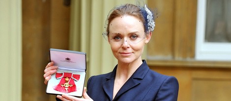 Stella McCartney recibe la Orden del Imperio Británico