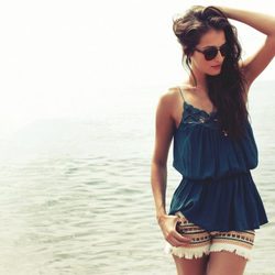 Blusa azul marino y pantalón con estampado étnico de la colección para verano 2014 de Mismash