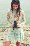Blusa con estampado floral y falda de encaje verde menta 
