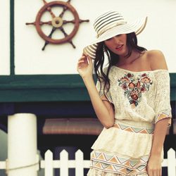 Vestido de encaje con detalles florales y cenefas de la colección para verano 2014 de Mismash