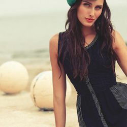 Vestido azul marino con topitos blancos de la colección para verano 2014 de Mismash