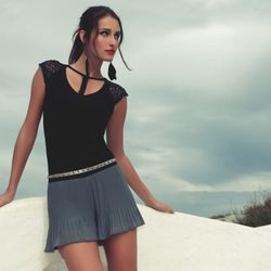 Mono negro con pantalón de gasa gris y cinturón con tachuelas de la colección para verano 2014 de Mismash