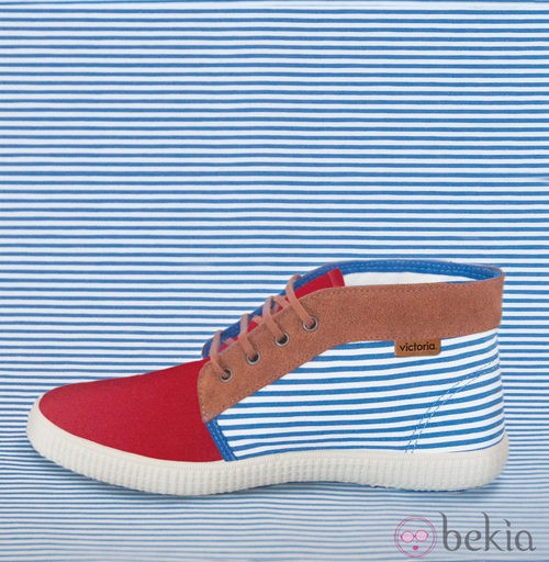 Zapatilla 'Chukka' con rayas marineras de la colección para verano 2014 de Victoria