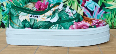 Zapatilla 'blucher' con estampado tropical de la colección para verano 2014 de Victoria