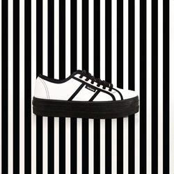 Zapatilla 'blucher' bicolor de la colección para verano 2014 de Victoria