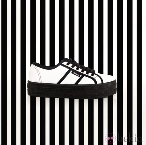 Zapatilla 'blucher' bicolor de la colección para verano 2014 de Victoria
