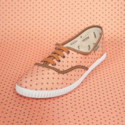 Zapatilla en salmón con lunares de la colección para verano 2014 de Victoria