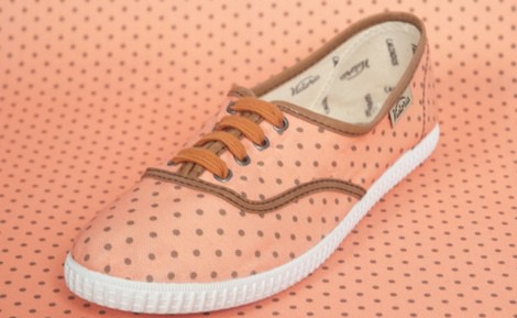 Zapatilla en salmón con lunares de la colección para verano 2014 de Victoria