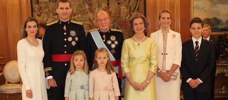 La familia real junto a la infanta Elena y su hijo tras la imposición del fajín a Felipe VI