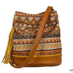 Bolso en tonos anaranjados con estampado geométrico de Tantrend para verano 2014