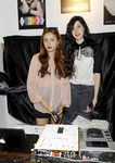 Miranda Makaroff y Brianda Martínez de Irujo pinchan en el desfile prêt-à-porter de Josep Font, colección primavera 2012