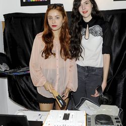 Miranda Makaroff y Brianda Martínez de Irujo pinchan en el desfile prêt-à-porter de Josep Font, colección primavera 2012
