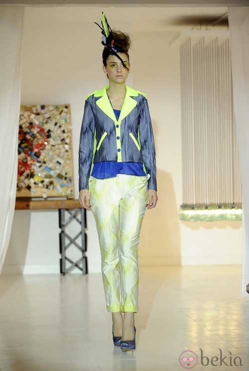 Chaqueta con detalles flúor de Josep Font, colección primavera 2012