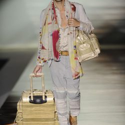 Jon Kortajarena abre el desfile de Roberto Verino en la 54 edición de Cibeles
