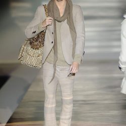 Pantalones pitillo para los hombres en el desfile de Roberto Verino en Cibeles