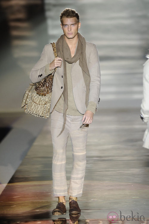 Pantalones pitillo para los hombres en el desfile de Roberto Verino en Cibeles
