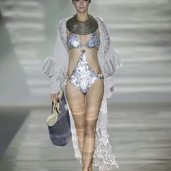 Carmen Kass abre la segunda etapa del desfile de Roberto Verino en Cibeles