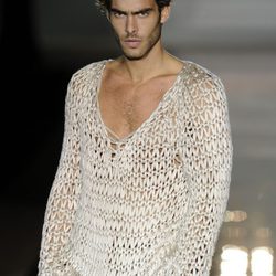 Jon Kortajarena con un jersey de punto en el desfile de Roberto Verino en Cibeles