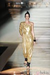 Mono dorado en el desfile de Roberto Verino en Cibeles