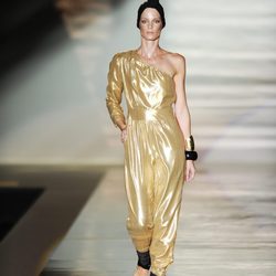 Mono dorado en el desfile de Roberto Verino en Cibeles