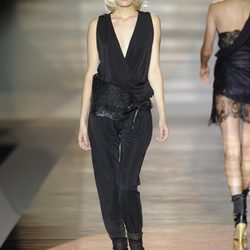 Mono negro en el desfile de Roberto Verino en Cibeles