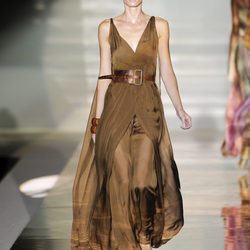 Vestido color tierra en el desfile de Roberto Verino en Cibeles