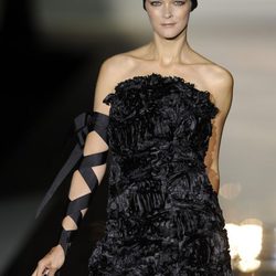 Carmen Kass con un vestido negro en el desfile de Roberto Verino en Cibeles