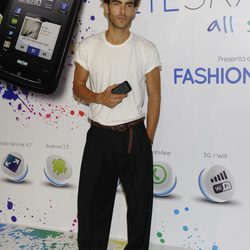Jon Kortajarena promociona un móvil en la pasarela Cibeles