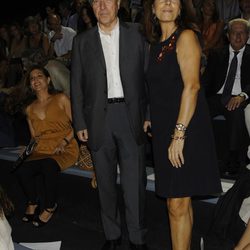 Iñaki Gabilondo y su mujer, Lola Carretero, en el desfile de Jesús del Pozo, colección primavera 2012