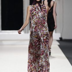 Vestido largo con estampado floral de Jesús del Pozo en Cibeles, colección primavera de 2012