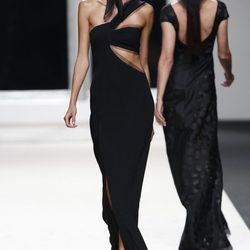 Escote en el costado de Jesús del Pozo en Cibeles, colección primavera de 2012