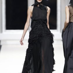 Vestido transparente con plumas de Jesús del Pozo en Cibeles, colección primavera de 2012