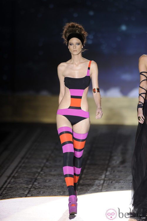 Triquini de rayas de la colección primavera 2012 de Andrés Sardá presentada en Cibeles