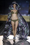 Carmen Kass con un biquini verde en el desfile de Andrés Sardá en Cibeles