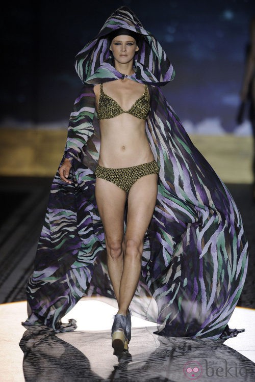 Carmen Kass con un biquini verde en el desfile de Andrés Sardá en Cibeles