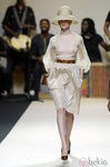 Vestido blanco con transparencias y sombrero de Duyos para primavera 2012 en Cibeles 2011