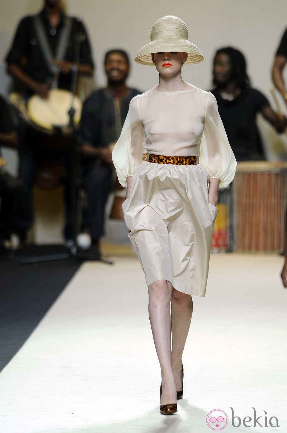 Vestido blanco con transparencias y sombrero de Duyos para primavera 2012 en Cibeles 2011