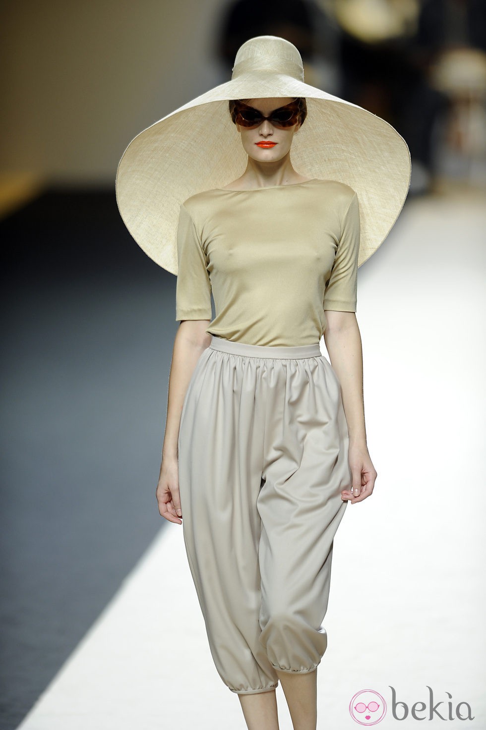 Conjunto dos piezas con pamela de Duyos para primavera 2012 en Cibeles 2011