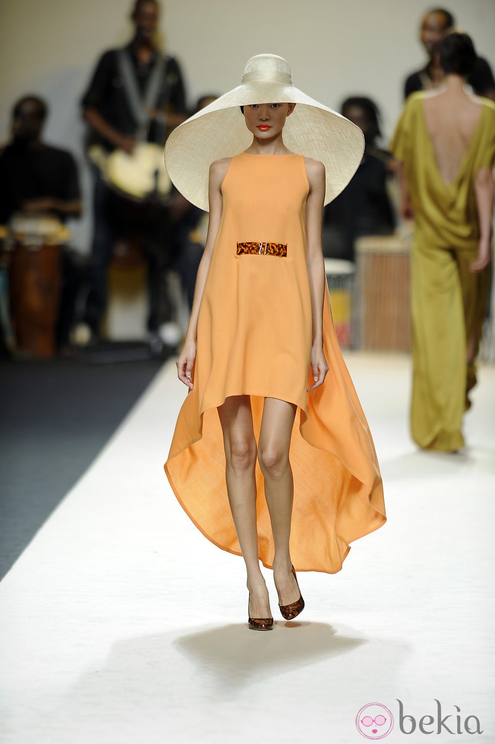 Vestido anaranjado con pamela de Duyos para primavera 2012 en Cibeles 2011