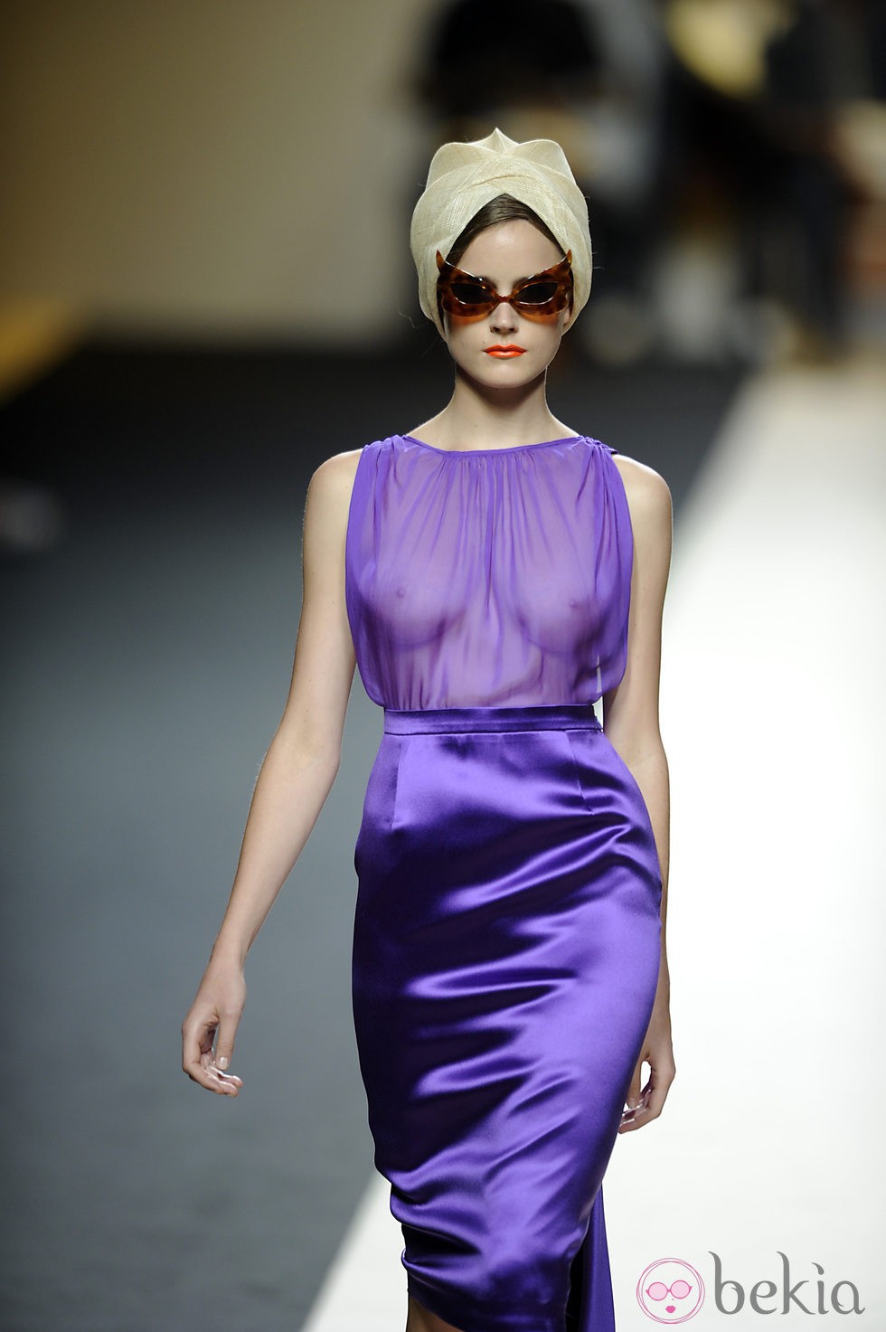 Vestido morado con transparencias y sombrero de Duyos para primavera 2012 en Cibeles 2011