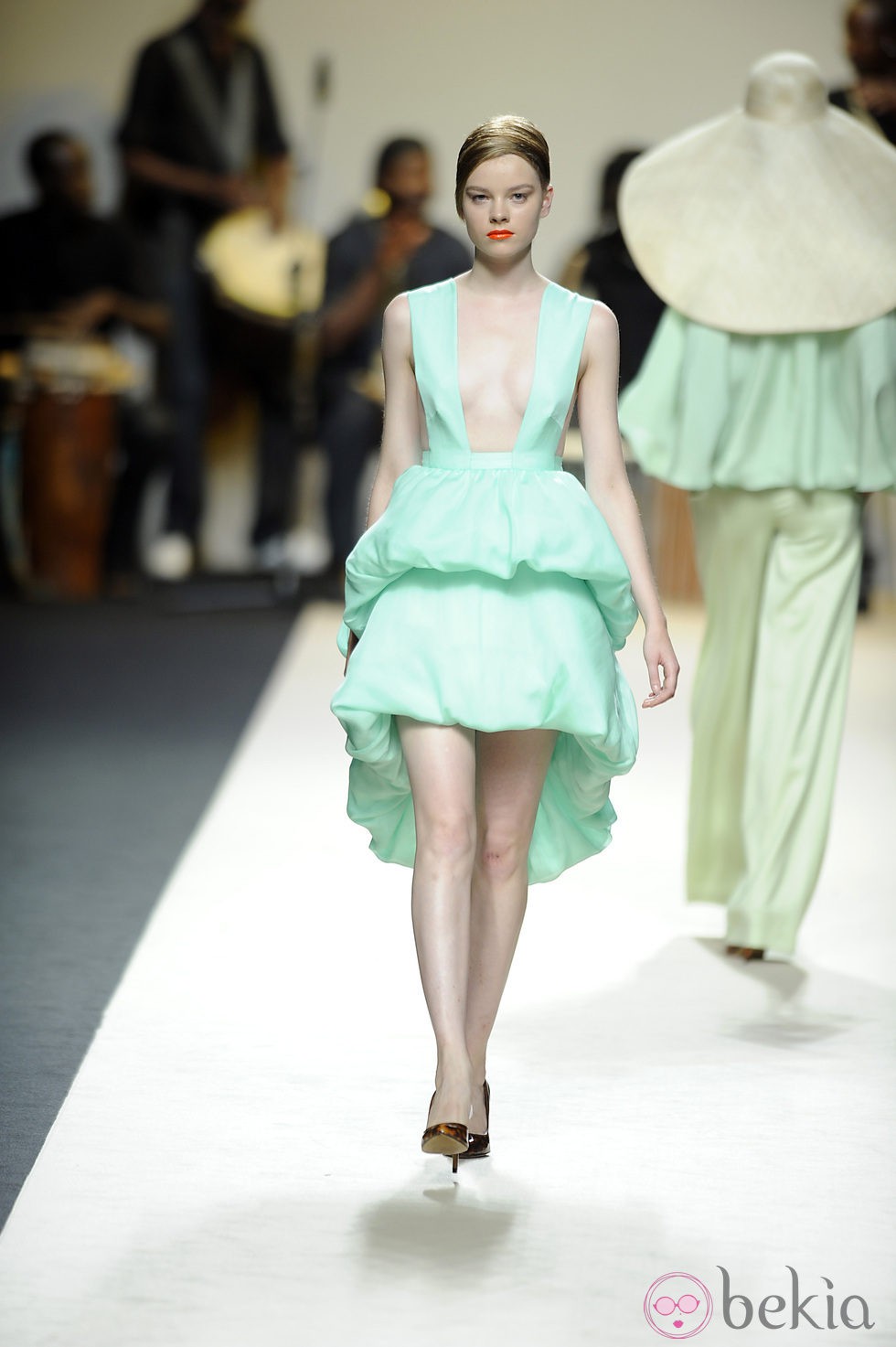 Vestido escotado azul claro de Duyos para primavera 2012 en Cibeles 2011